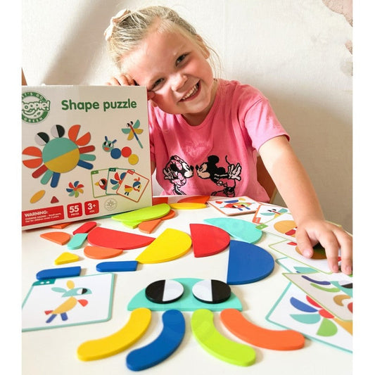 Montessori mønsterpuslespil i træ med farvede brikker og mønsterkort
